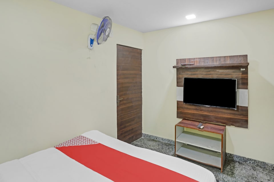 OYO New Park View Near Adarsh Nagar Metro Station, North Delhi, दिल्ली