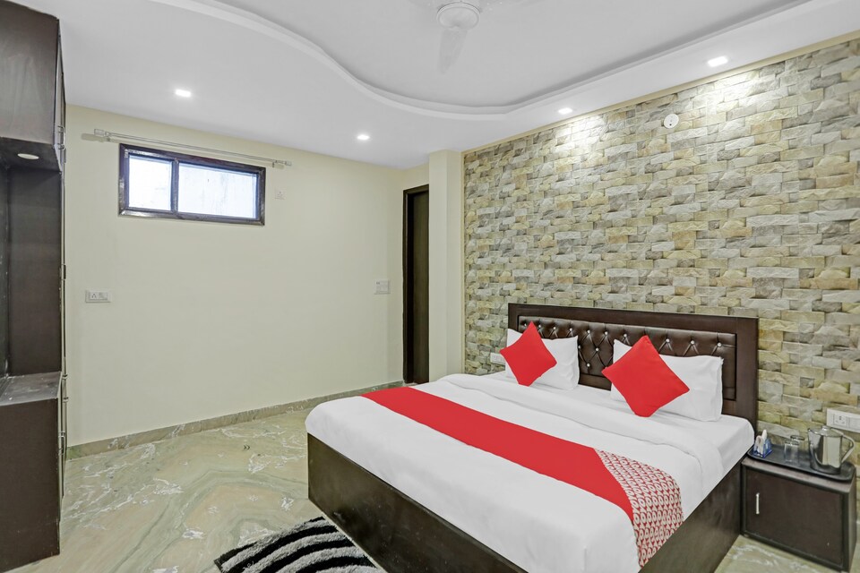 OYO Relax Residence Hotel Near V3s Mall, Anand Vihar Delhi, Delhi