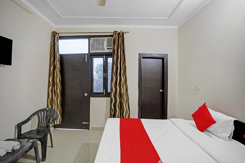 OYO Cozy Stay, Noida Industrial Area Mamura, Noida