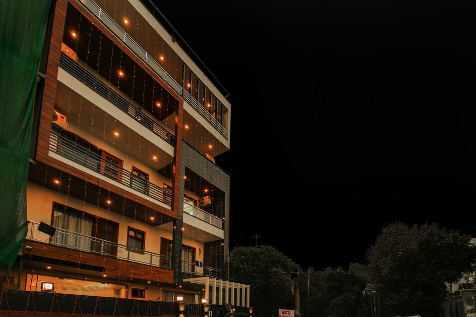 OYO Townhouse 755 Hotel Maharaja Near Omaxe Celebration Mall, Medanta, Gurgaon