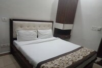 OYO Home Shrash Near Kalindi Kunj Metro Station