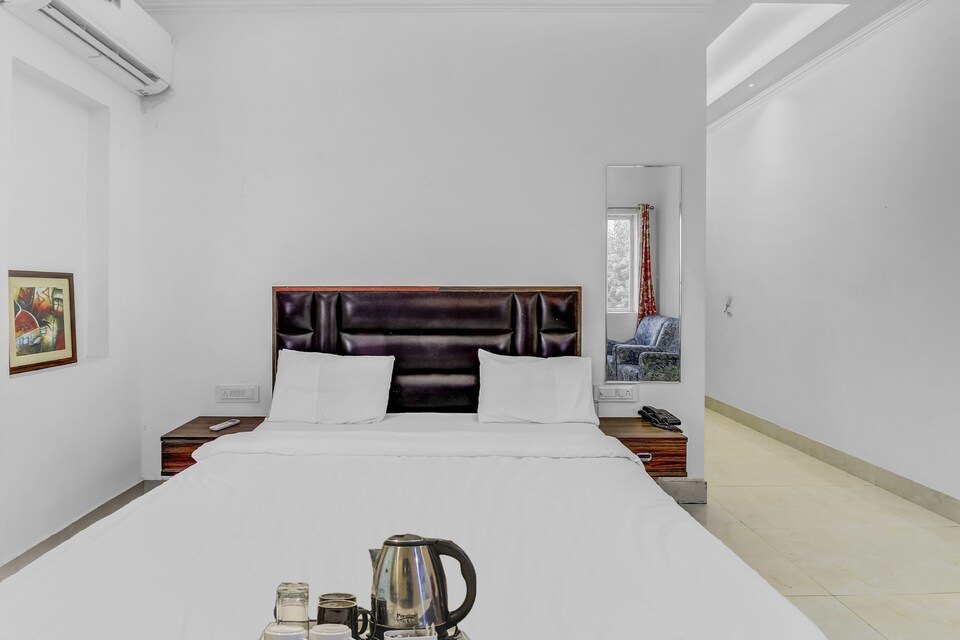 OYO Townhouse 798 Coffee Talks, Shilpgram, Agra