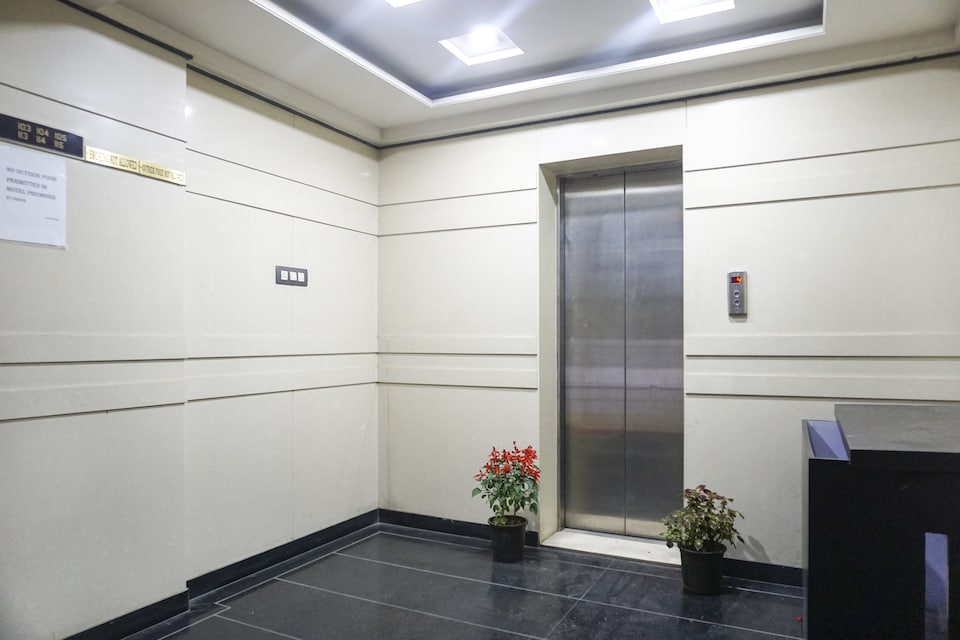 Townhouse OAK SR Hotel wakad, Baner Pune, Pune