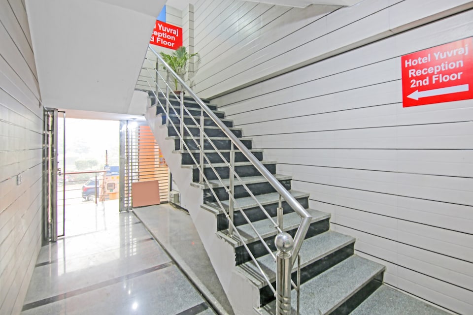 OYO 85511 HOTEL YUVRAJ, Vaishali Kaushambi Metro, Ghaziabad