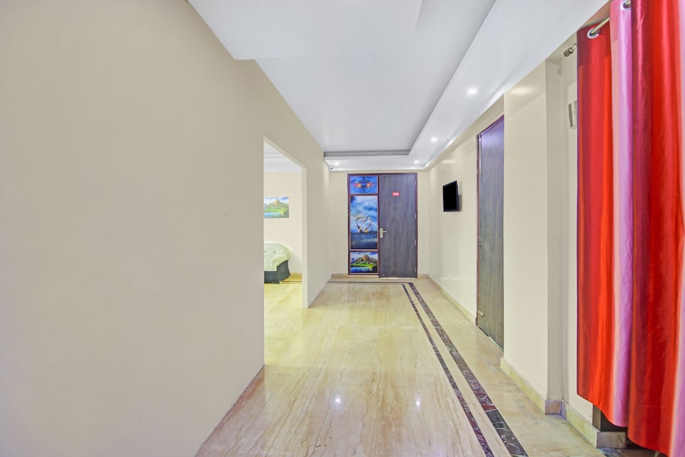 OYO 85511 HOTEL YUVRAJ, Vaishali Kaushambi Metro, Ghaziabad