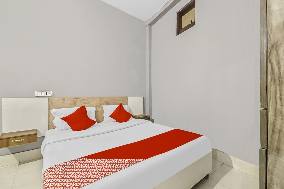 OYO Royal Guest House Near Gokulpuri Metro Station, Anand Vihar Delhi, Delhi