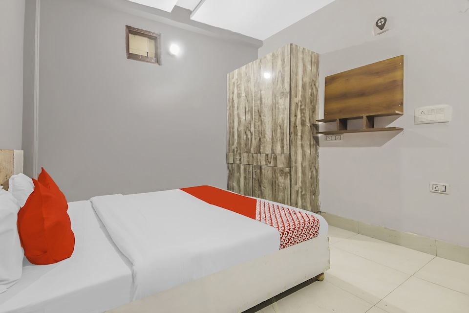 OYO Royal Guest House Near Gokulpuri Metro Station, Anand Vihar Delhi, Delhi