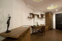 Capital O Saroj Plaza Rr Boutique Hotel