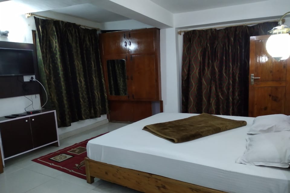 OYO 85656 Vasuki BNB Near Mall Road, Mall Road Manali Cluster, Manali