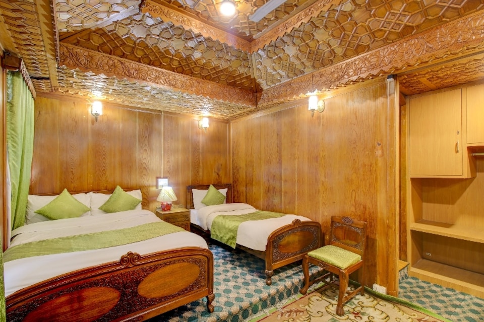 Capital O 85682 Butterfly Group Of Houseboats, Nigeen lake cluster, Srinagar