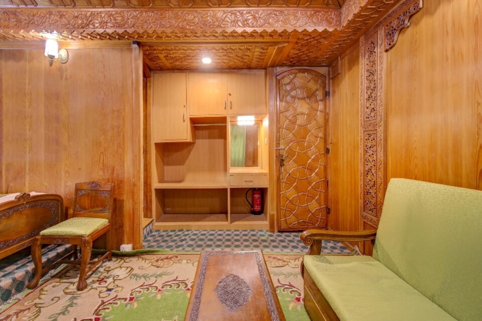 Capital O 85682 Butterfly Group Of Houseboats, Nigeen lake cluster, Srinagar