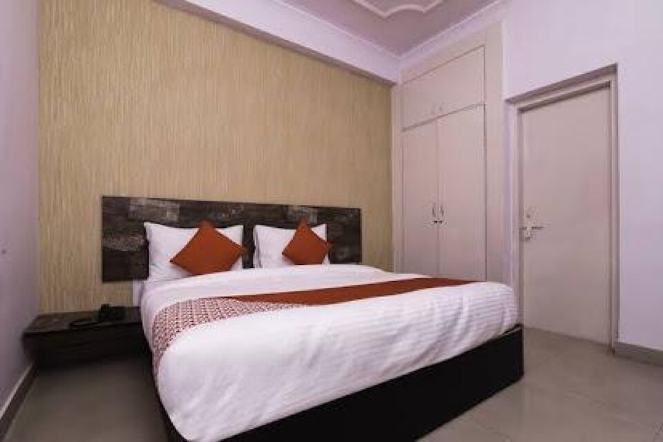 OYO Hotel City Hut Near Iskcon Temple Noida, Noida City, Noida