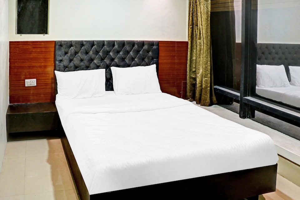 Live as SRT573, Airport Surat, Surat