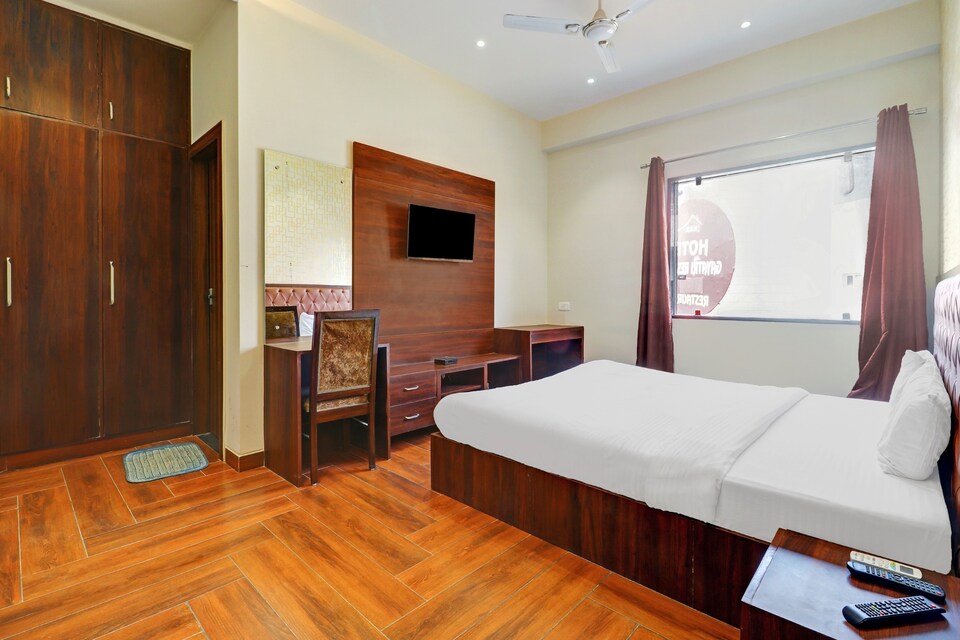 Capital O 85838 Hotel Gr Palace, Shilpgram, Agra