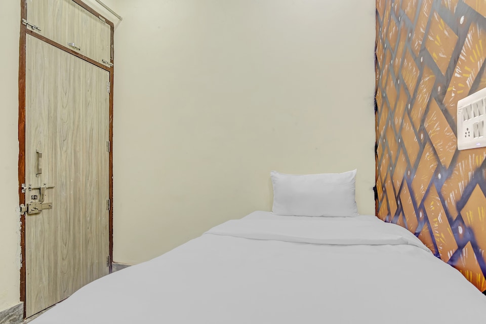 OYO  Flagship 85846 Royal Inn, Meerut, Meerut