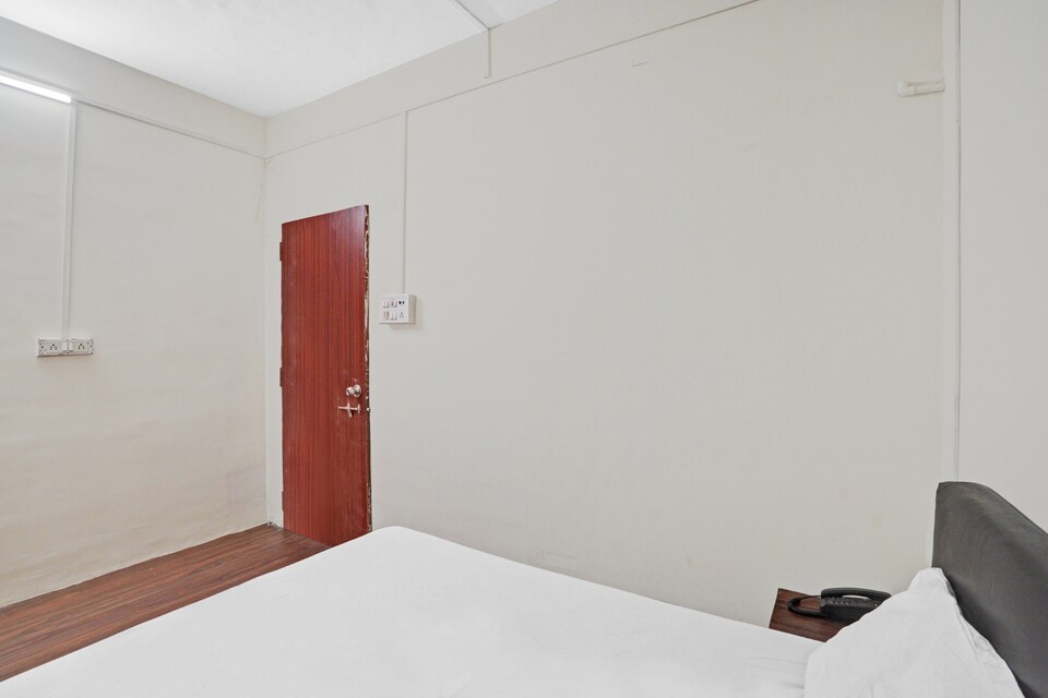 OYO Flagship 85854 Hotel Gold, Airport Surat, Surat