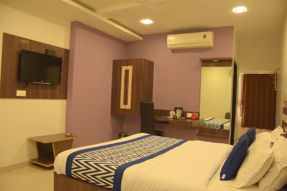 OYO 9109 Hotel Sheetal Plaza, Surat Railway Station, Surat