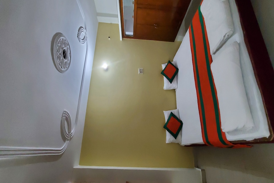 OYO HOME 85888 Banaras Holiday Home , Godowlia, Varanasi