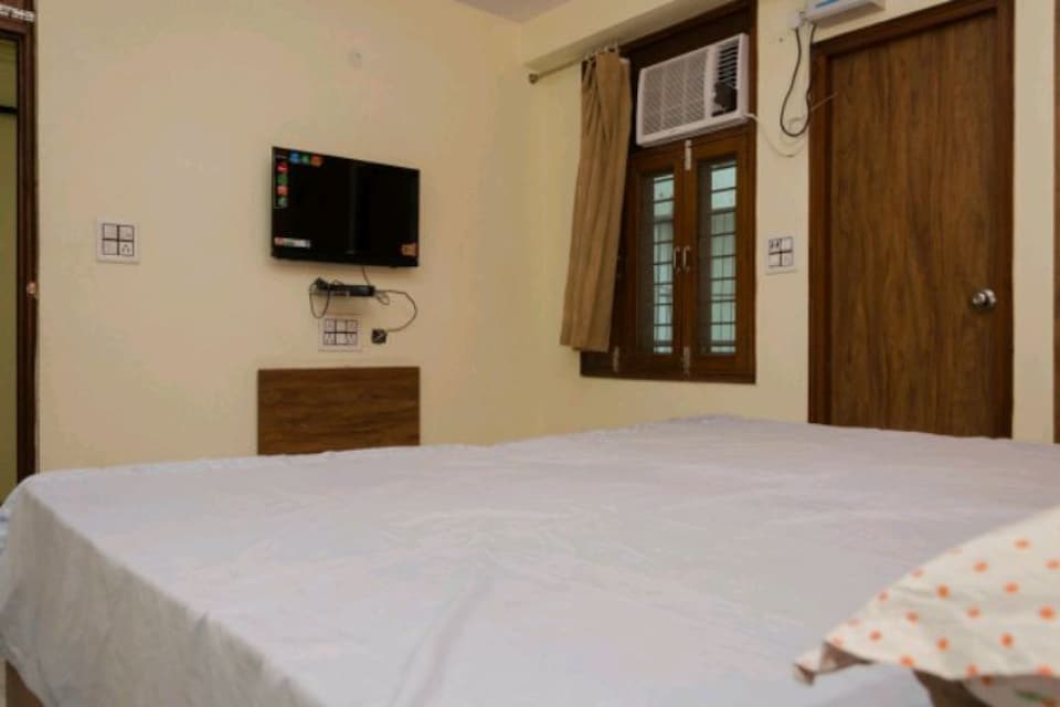 OYO Bipul's House Near Botanic Garden of Indian Republic, Noida City, Noida