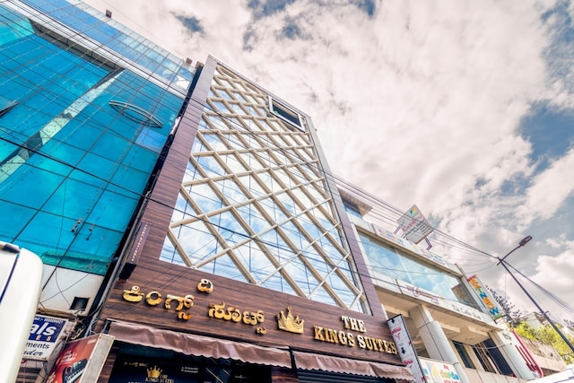 OYO The King Suites Near Cubbon Park