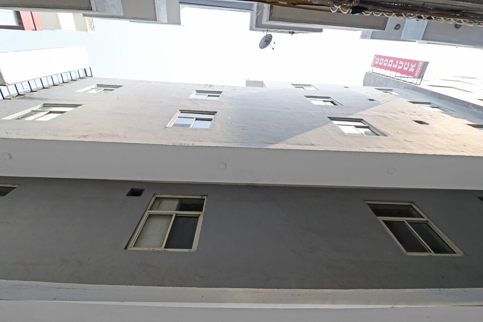 Capital O Holiday Home Near Indira Gandhi International Airport, Vasant Kunj Delhi, Delhi