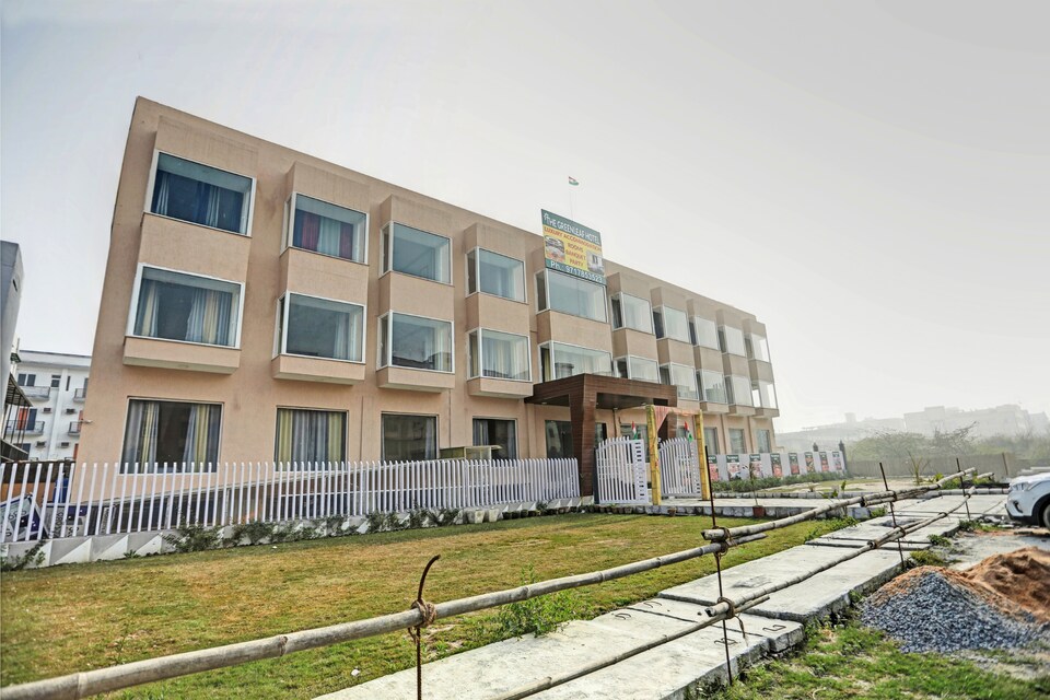 Capital O The Greenleaf Near Pvr Ansal Plaza Greater Noida, Greater Noida, Noida
