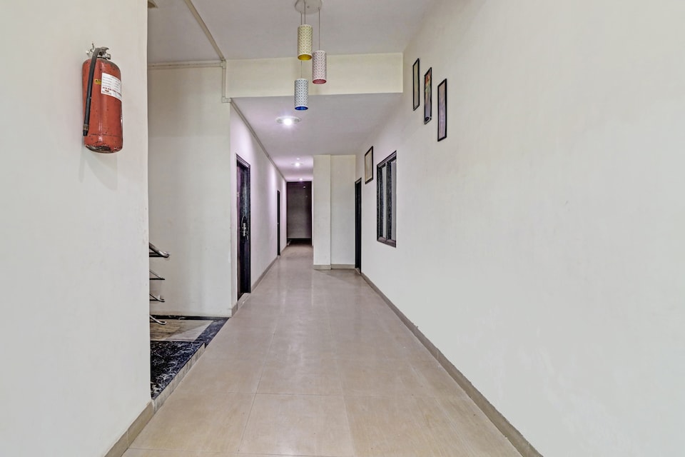 Hotel O White House, Fatehabad Road, Agra
