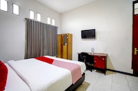 OYO Flagship 90890 Bratang Gede Residence