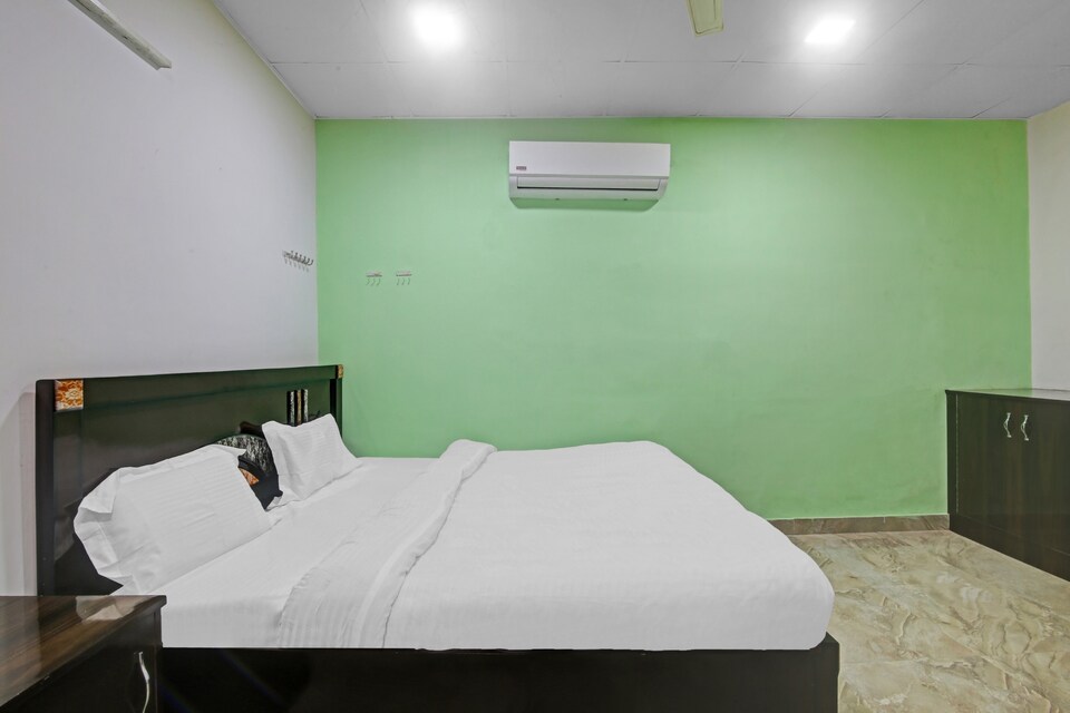 Flagship 86287 Shri Krishna Guest House, Pilibhit Bypass Road, Bareilly