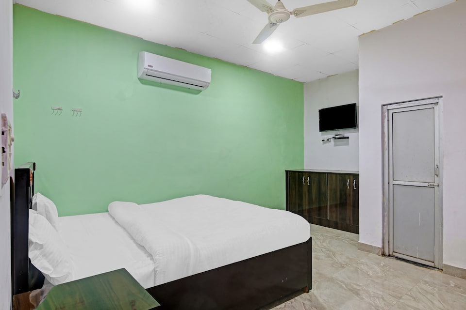 Flagship 86287 Shri Krishna Guest House, Pilibhit Bypass Road, Bareilly