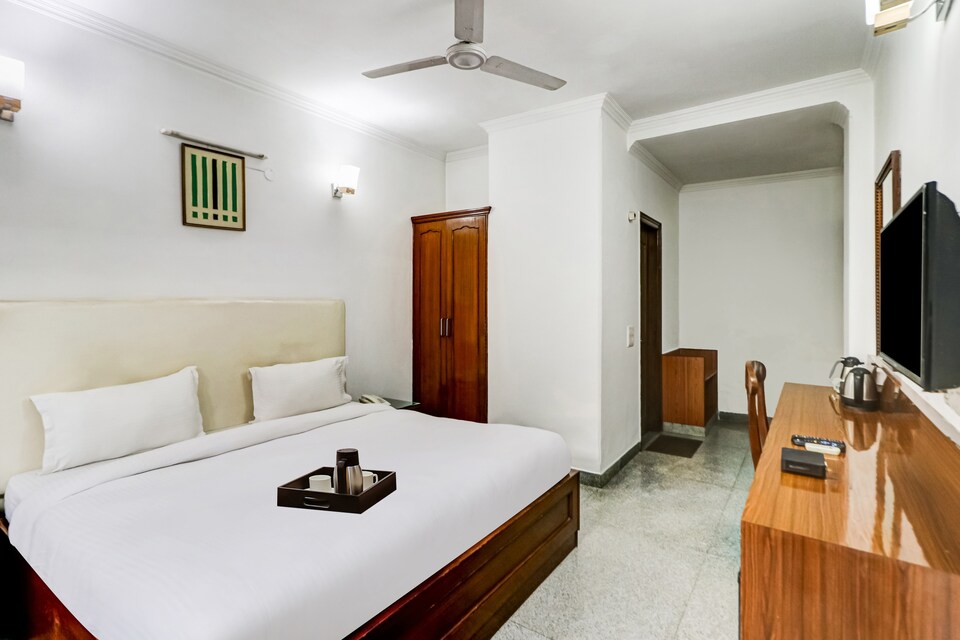 OYO Townhouse 848 Hotel White Villa, Huda 2, Gurgaon