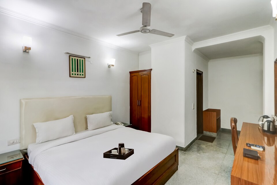 OYO Townhouse 848 Hotel White Villa, Huda 2, Gurgaon