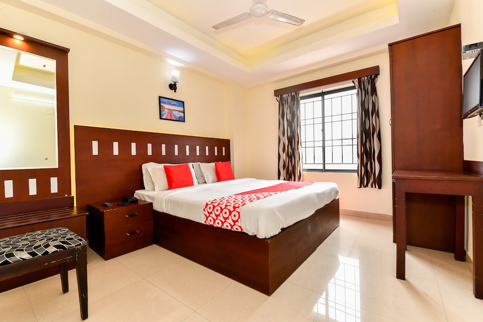 OYO 1400 Cochin Metro, Pallimukku Kochi, Kochi