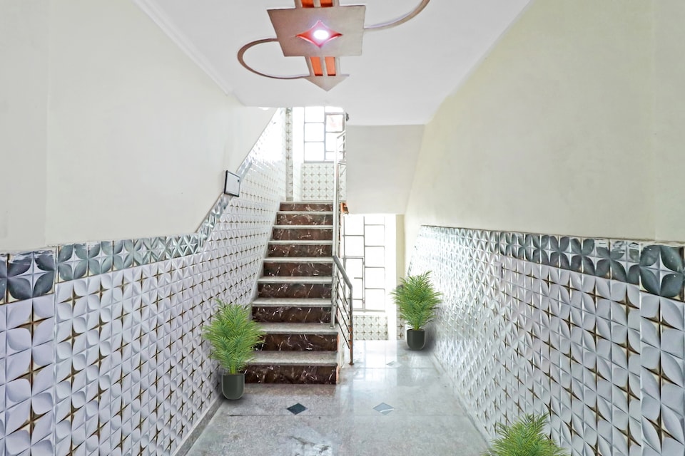 Hotel O VIRAAJ HOTEL, Noida City, Noida