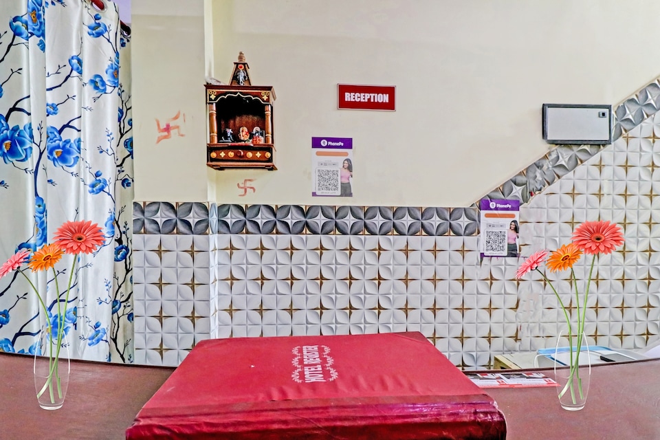 Hotel O VIRAAJ HOTEL, Noida City, Noida