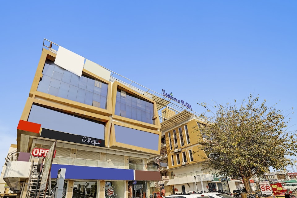 Capital O 86535 Hotel Sr, Alkapuri Vadodara, Vadodara