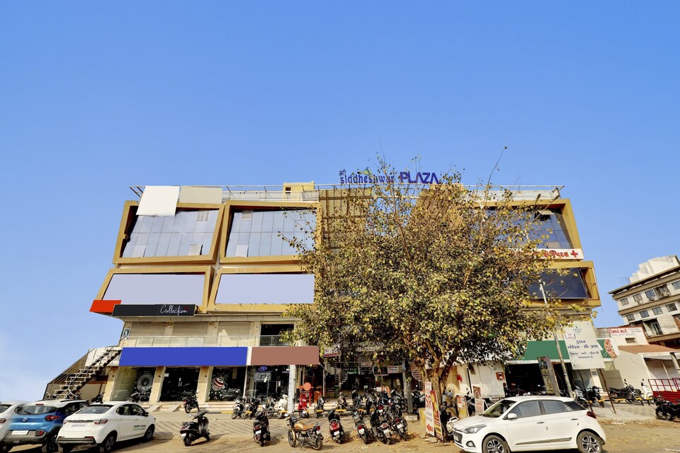 Capital O 86535 Hotel Sr, Alkapuri Vadodara, Vadodara