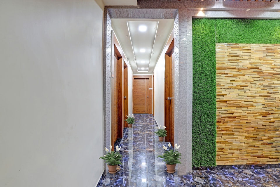 Capital O 86535 Hotel Sr, Alkapuri Vadodara, Vadodara