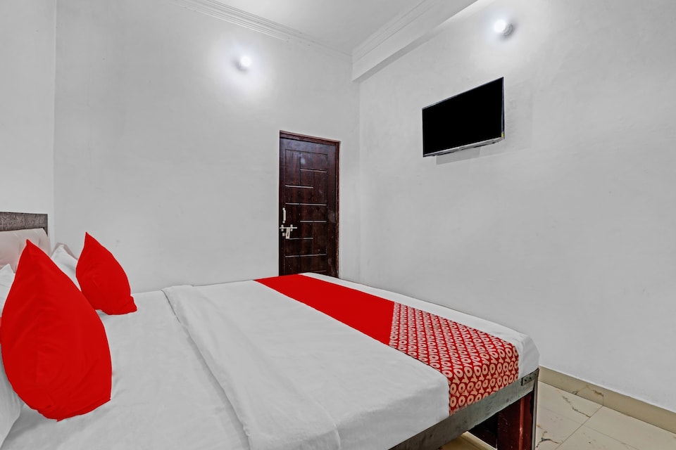 Hotel O Flagship 86539 Royal Inn, Aliganj, Aliganj