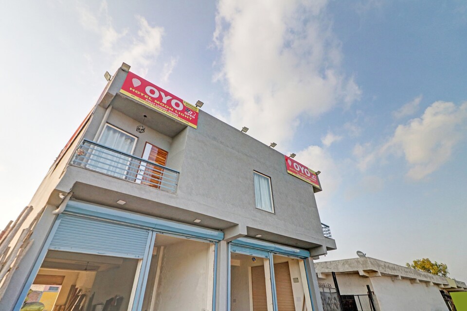 Capital O Hotel Moon Light Near Rithala Metro Station, Rohini Delhi, Delhi