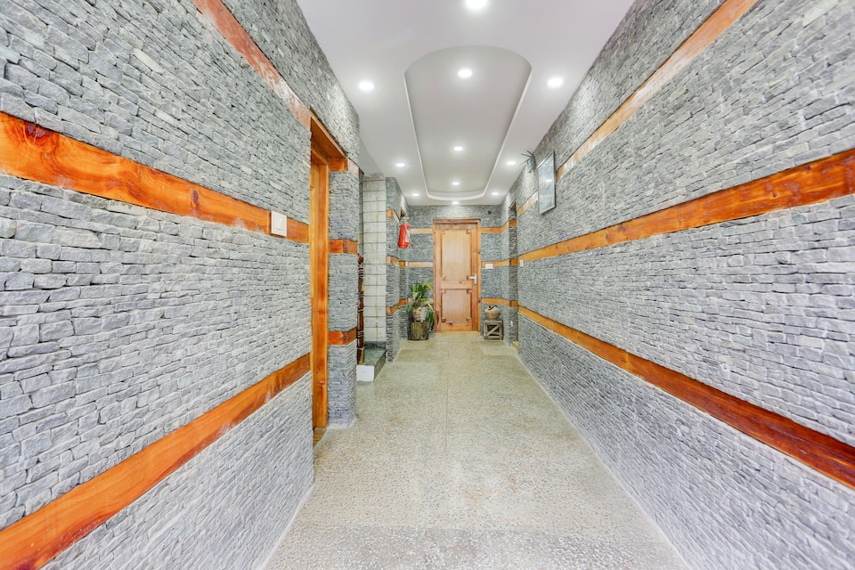 Hotel O Whistling Winds, Mall Road Manali, Manali