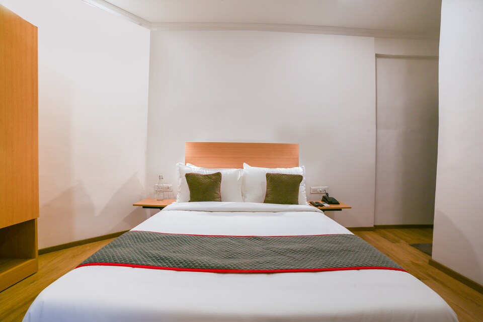 OYO Townhouse 876 Highway Inn Near Chhatrapati Shivaji International Airport, Mumbai International Airport, Mumbai