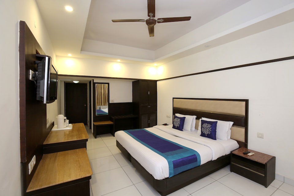 OYO 10144 Hotel Southend, Hotel Market Chandigarh, Chandigarh