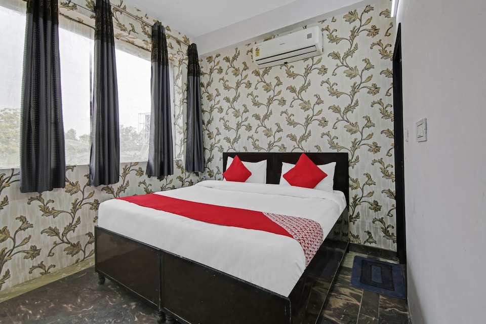 OYO Flagship 86945 Hotel Ayush, Vaishali Kaushambi Metro, Ghaziabad