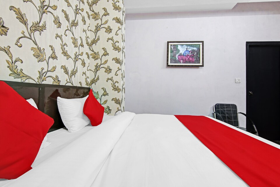 OYO Flagship 86945 Hotel Ayush, Vaishali Kaushambi Metro, Ghaziabad