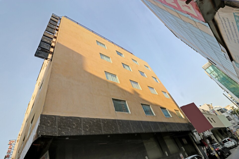 OYO Townhouse 881 Hotel Bollywood Paradise Near Delhi Airport, Airport Delhi, Delhi Transit