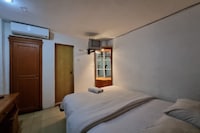 OYO 90952 Hotel Grand Sirao