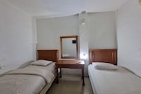 OYO 90952 Hotel Grand Sirao