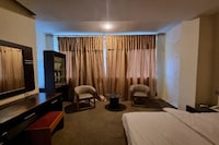 OYO 90952 Hotel Grand Sirao