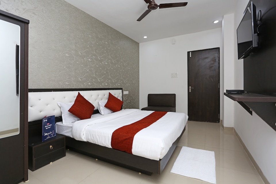 OYO 10718 White Oak Hotel, Kolar Road, Bhopal
